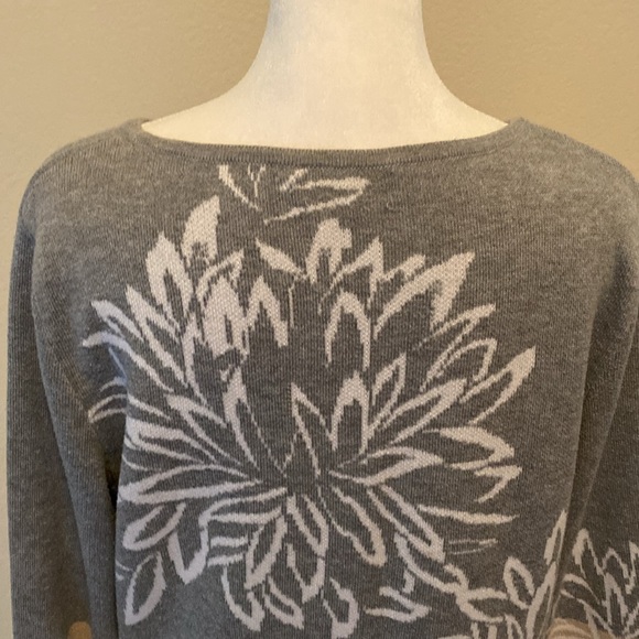 Calvin Klein Knit long Sweater in Gray and tan. White floral. Size M. Dual color - Picture 10 of 13